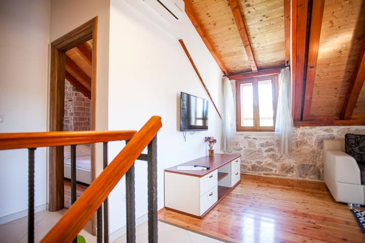 El apartamento de arriba (el segundo piso) tiene una sala de estar.