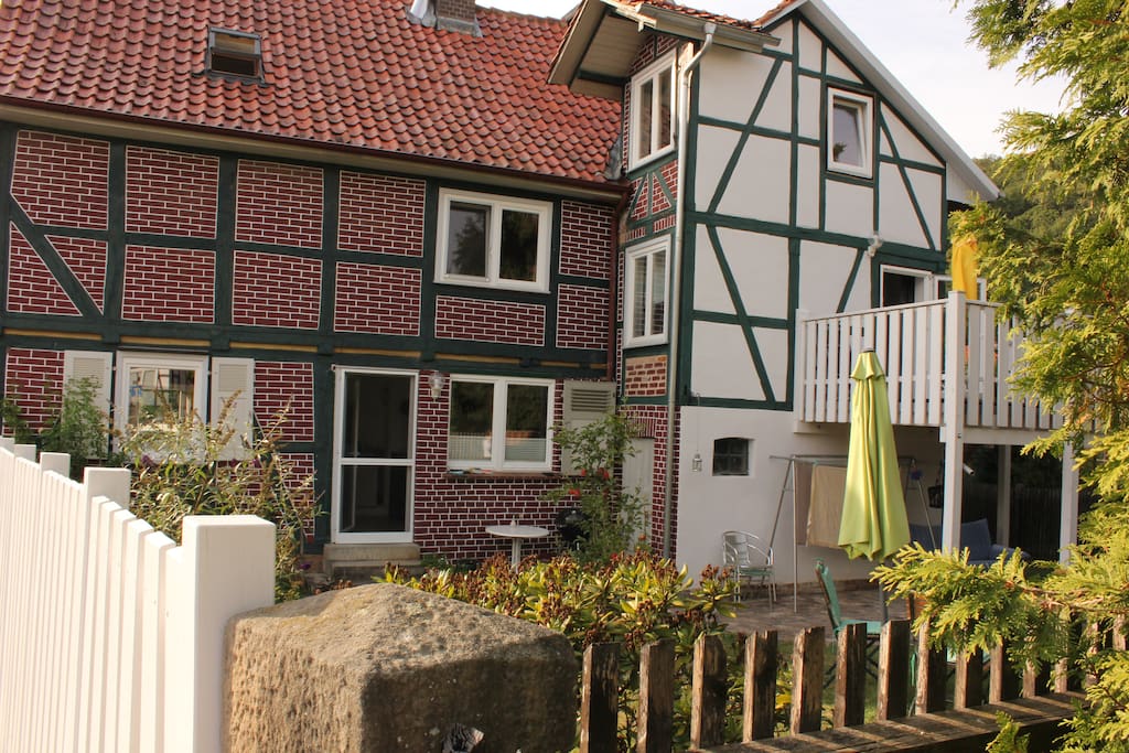 Unser Haus, die Wohnung liegt im rechten Teil und ist über den Balkon zugänglich