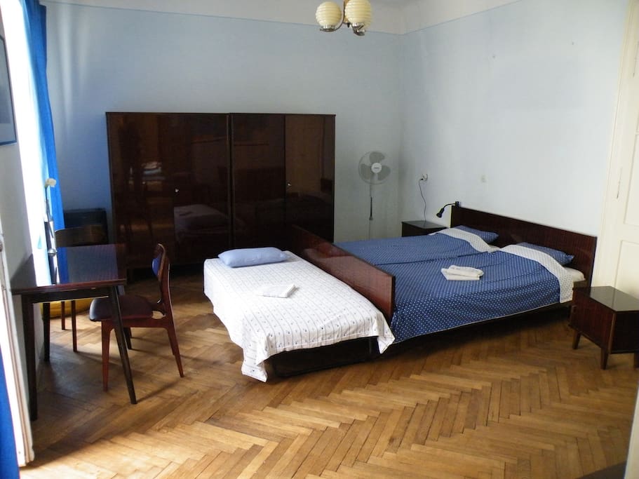 double bedroom + one person (31 + 7 euro/day)