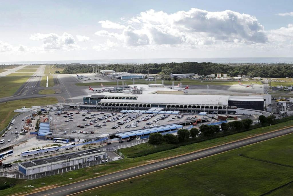 Aeroporto Internacional de Salvador, localizado a poucos minutos da residência.