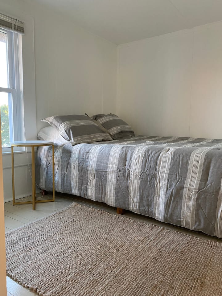 Spálňa 2 s manželskou posteľou Queen, nočným stolíkom, lampou a komodou