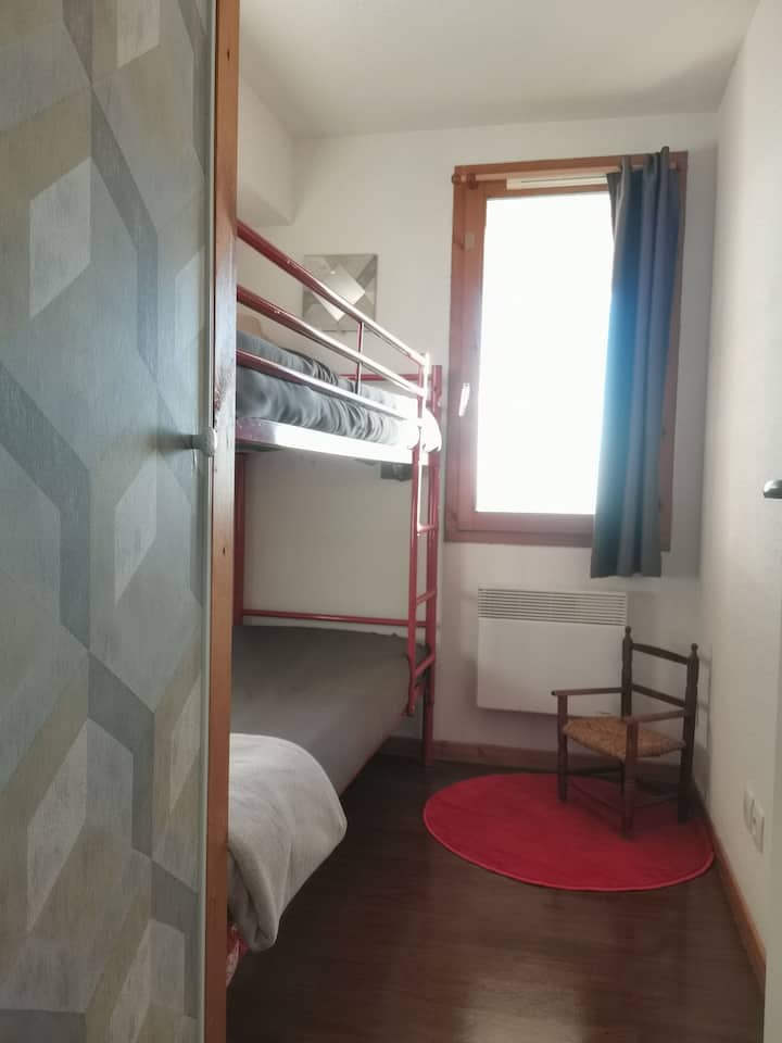 Dhomë për fëmijë/adoleshentë me pamje nga jugu me krevate marinarë dhe dollap.
Disa lojëra dhe libra të disponueshëm. 