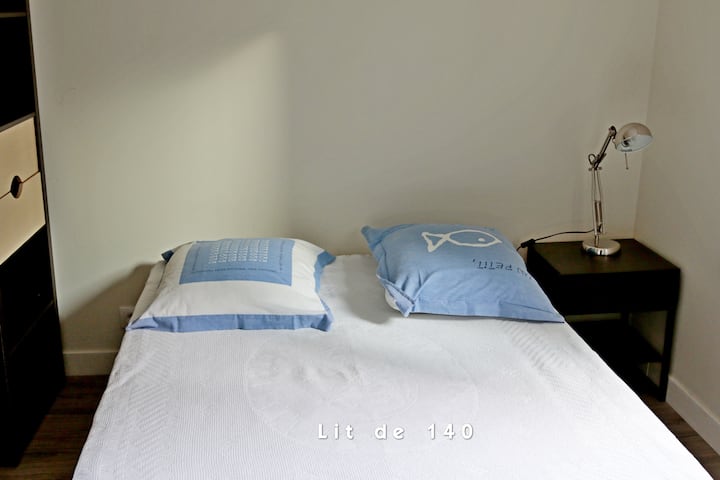 Een bed van 140 cm in de slaapkamer aan de binnenplaats.