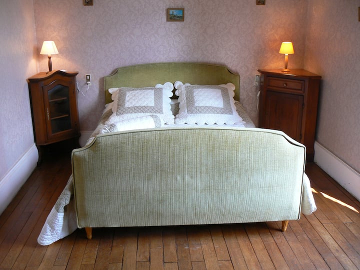 Спалня №3:
В ремонт (странична обиколка на стената на прозореца), но използваема. Без мивка с изглед към парка, от южната страна. Старо, но удобно спално бельо въз основа на отзивите на гостите.