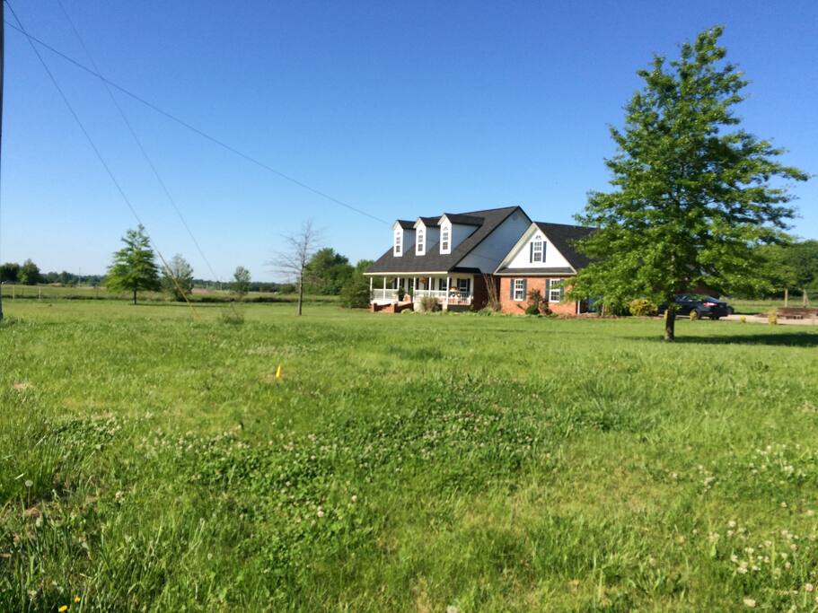 Beautiful country-feel home close to everything!