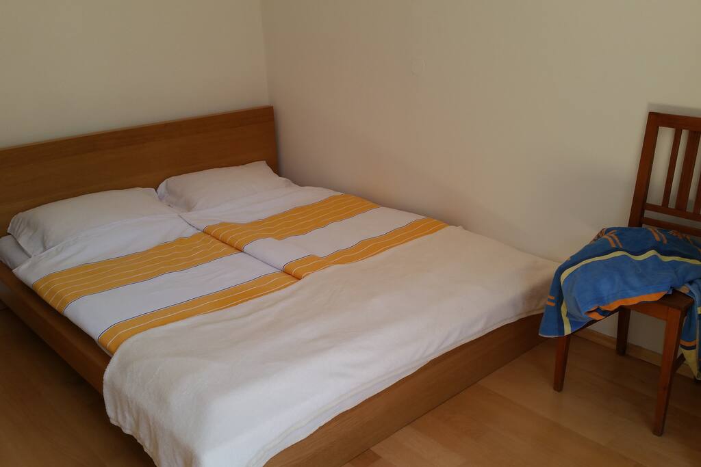 Bett/bed: 160 x 200 cm.