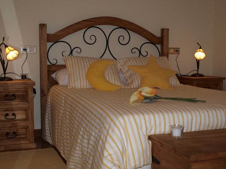 另一间黄色双人房。