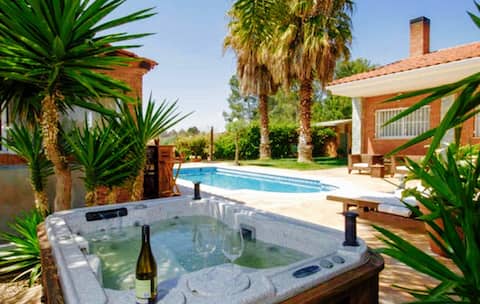 Chalet unifamiliar con piscina privada y yacuzzy