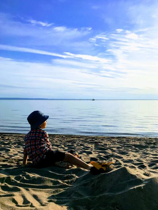 Shallow waters and white sandy beaches ideal for little ones.