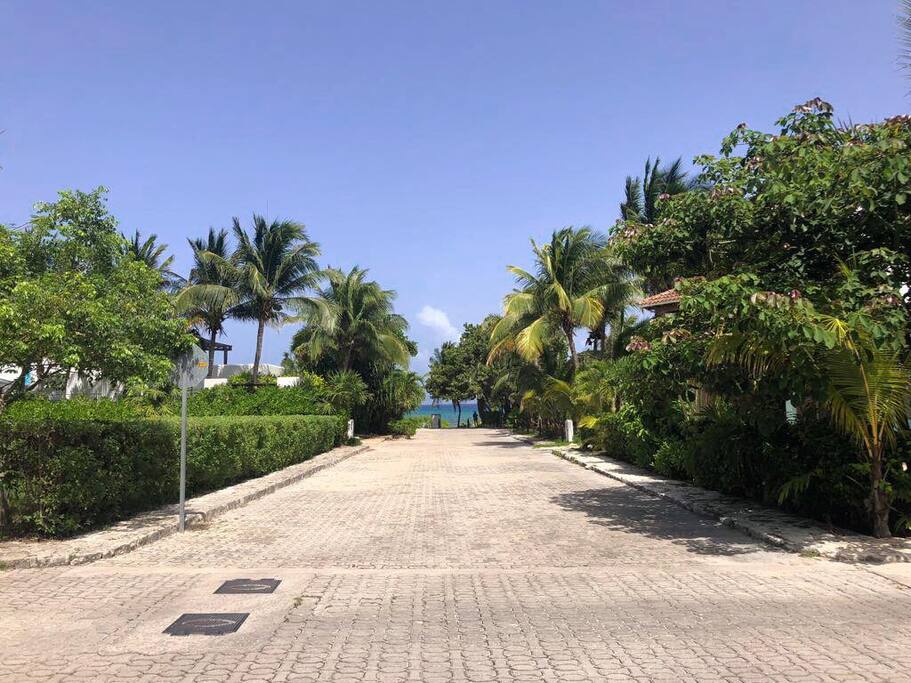 A Una Calle del Mar