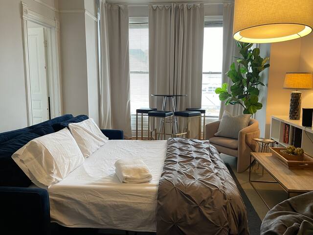 Great location! Spacious and stylish residence! gallery image 3