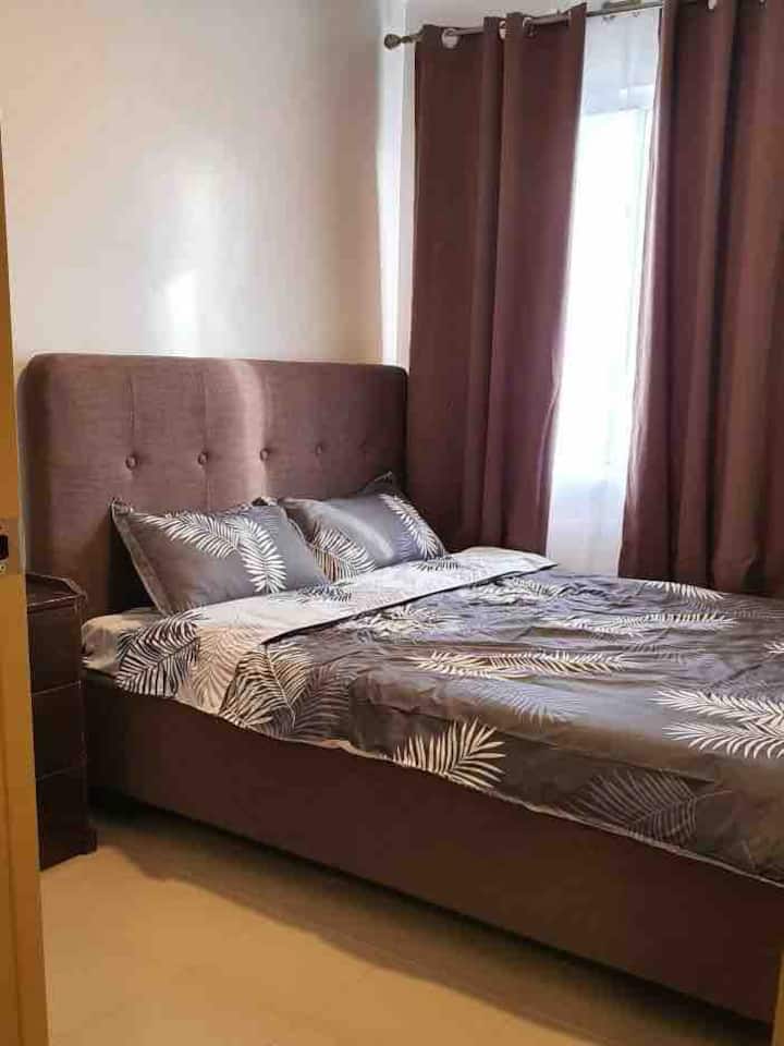 menšia manželská posteľ v spálni 1