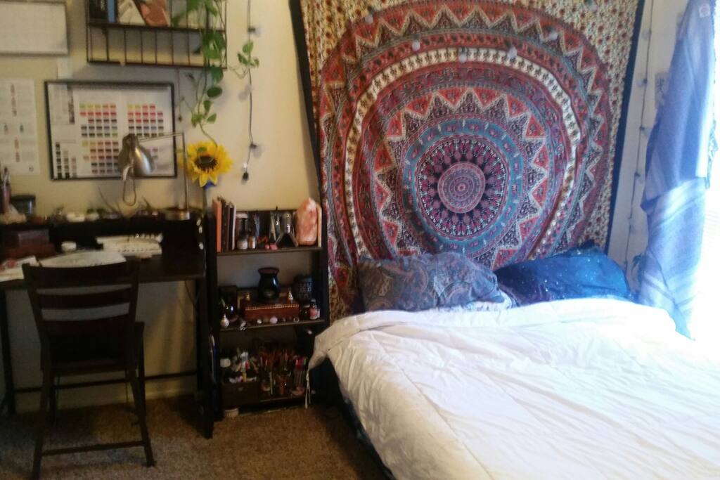 bedroom/desk