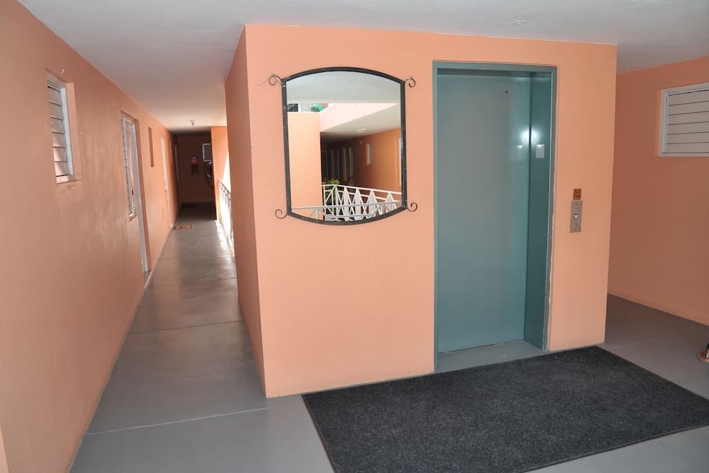 Elevator / foyer