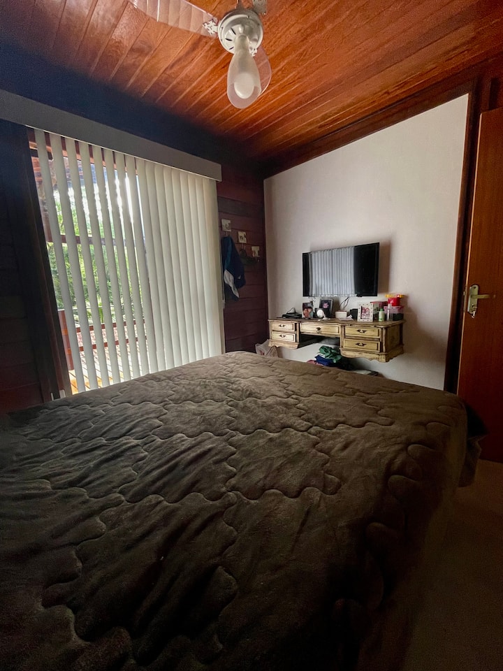 Quarto casal com tv