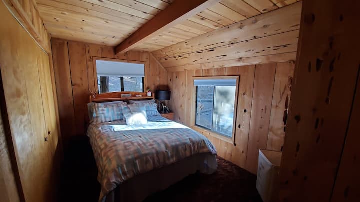 Segundo dormitorio ubicado en el piso principal, en el piso principal. El baño está al lado de la habitación.