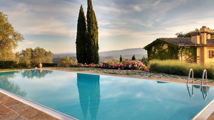 Farmhouse exclusive use Chianti area infinity pool