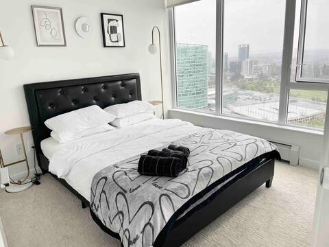 New 2 BR near Skytrain with Great View/indoor gym