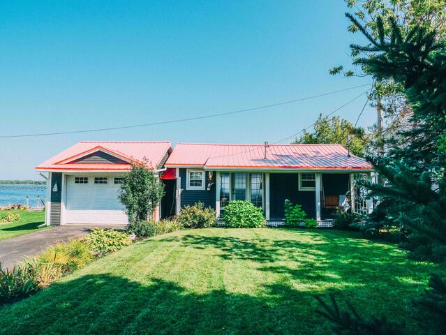 4 seasons waterfront cottage w hot tub & woodstove gallery image 2