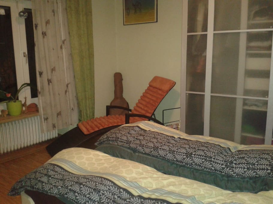 Das Schlafzimmer im Erdgeschoß hat ein 140cm breites Bett und einen schönen Blick in den Garten