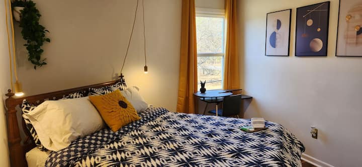 Cozy, Retro-styled House, 3 mins to lake access!
