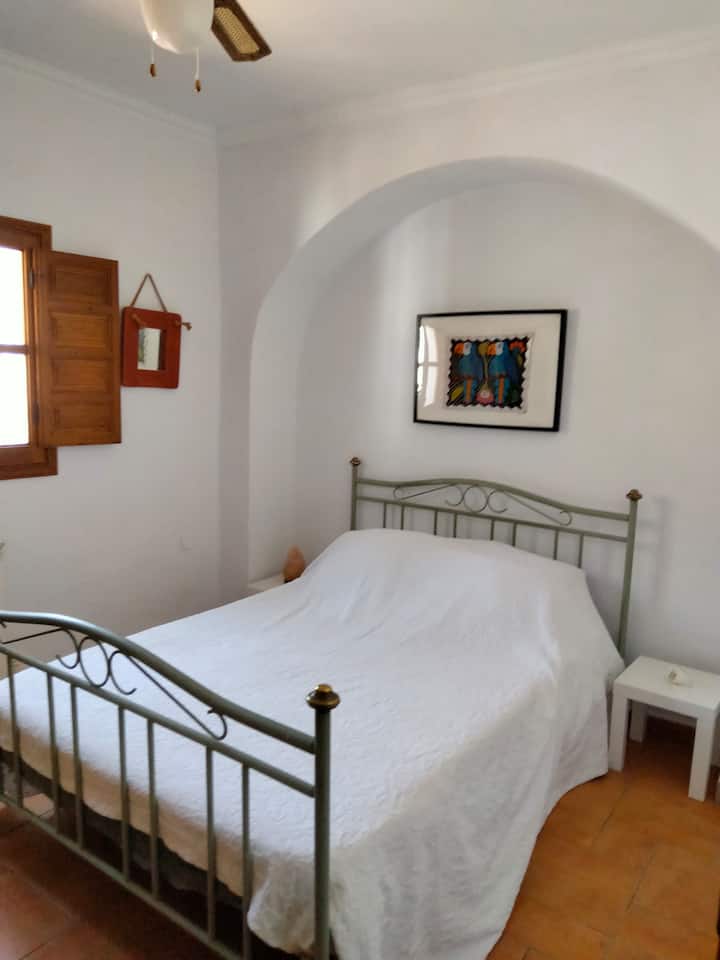 Chumba cha 2 cha kulala kilicho na kitanda cha watu wawili na Chumba cha Bafu cha En Suite kilicho na w c., w. h.b. bideti na bafu