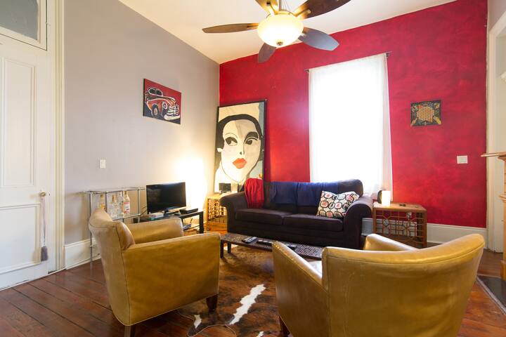 Airy & Beautiful apt near Magazine!