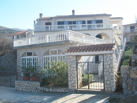 Top Airbnb: “Sunset” 2BD apartment in Klenovica