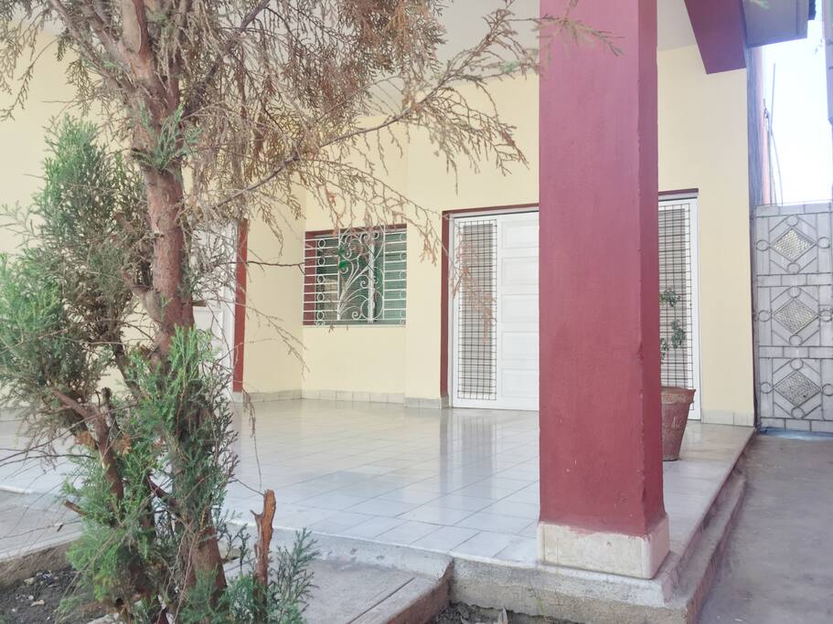 Garden and of the hostel, entrance of the garage.
Jardín del hostal , entrada del garaje.