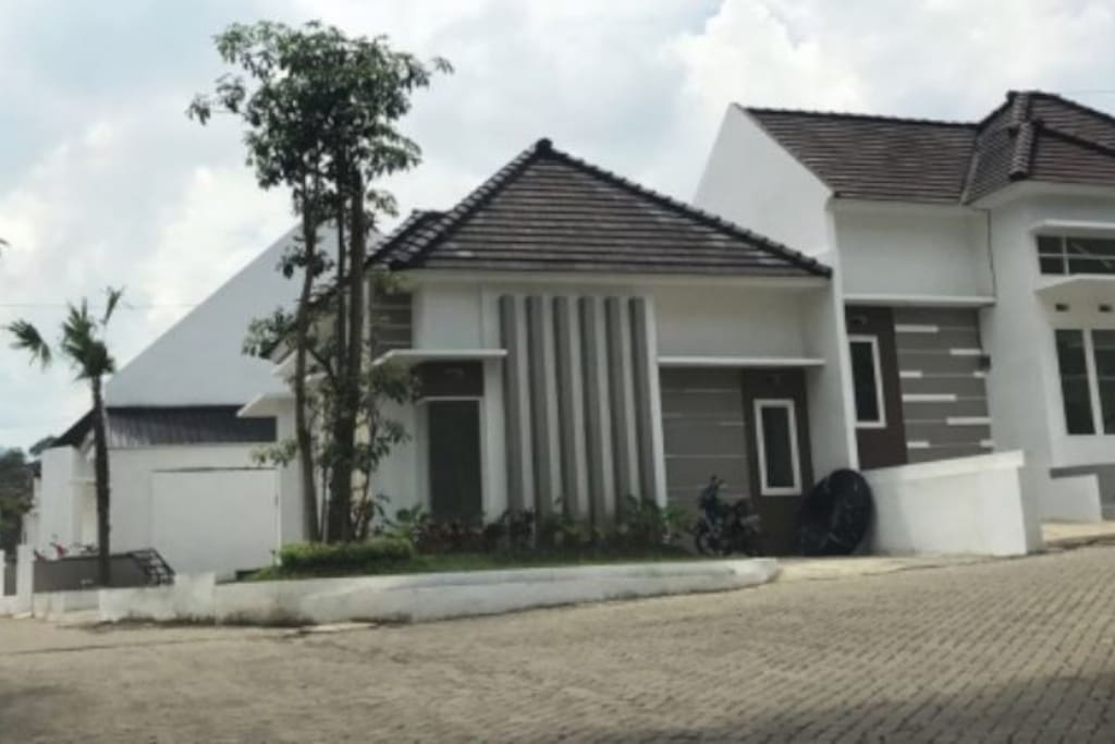 Pintu masuk komplek Villa