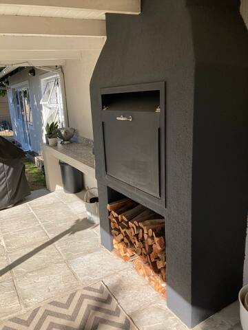 Suburbia home on leafy street gallery image 3