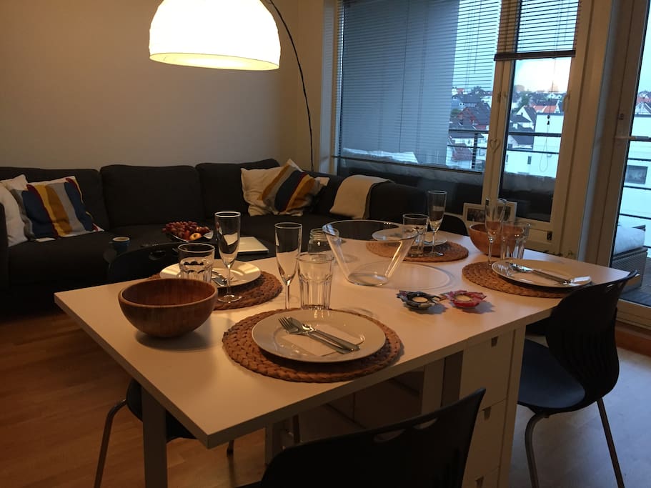 Livingrom with a table with room for up to six persons.