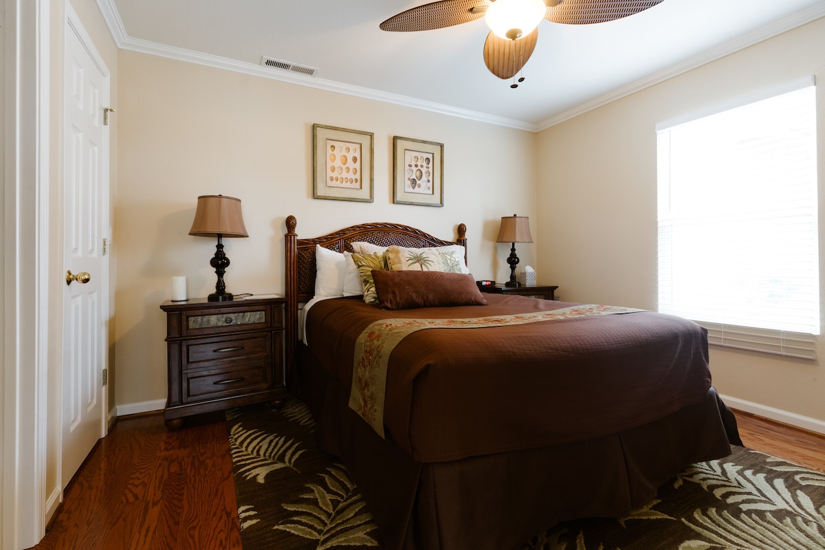 楼下的标准双人床房毗邻带独立卫生间的客厅套房。