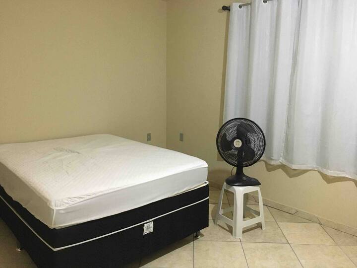 房间通风良好，街景通风良好，配有一张双人弹簧床和1张双人床垫。