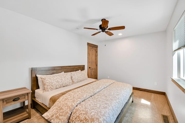 BR 4: Chumba cha kulala w/1 kitanda cha mfalme.