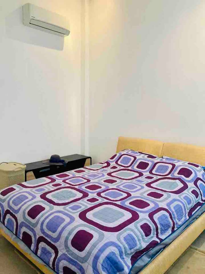 Მთავარი საძინებელი: საწოლი დიდი ზომის, კონდიციონერი, საწოლები 2