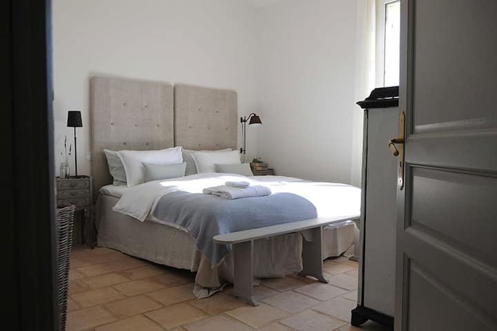 Spálňa na druhom poschodí so samostatnou kúpeľňou. 