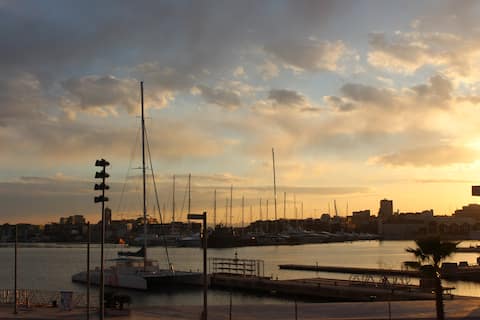 Popular Airbnb listing: Beach apartment in the city in València