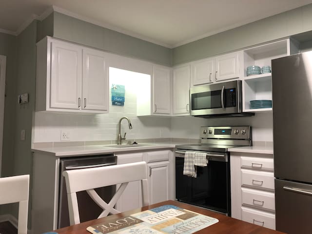 (4) Location! Walk to Coligny Beach Shops Dining!