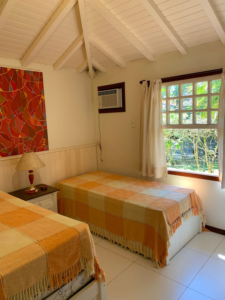 Chumba cha chungwa - vitanda 2 vya mtu mmoja.