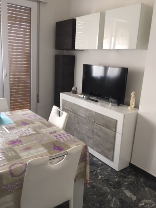 Angolo soggiorno con tv