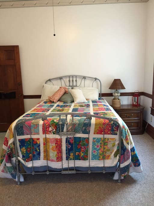 Queen Bedroom, Antique Iron Bed
Large room with two windows.
Carpeted and bright.