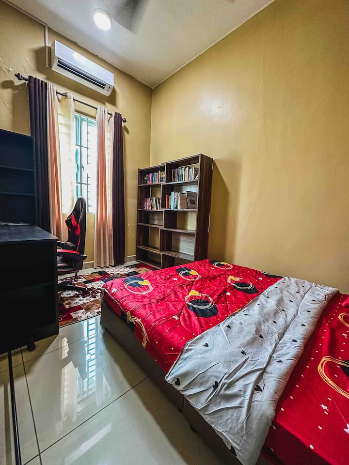 Dhoma e gjumit nr. 4, Downstair