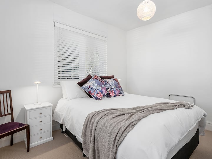 Kitanda cha malkia chenye starehe 