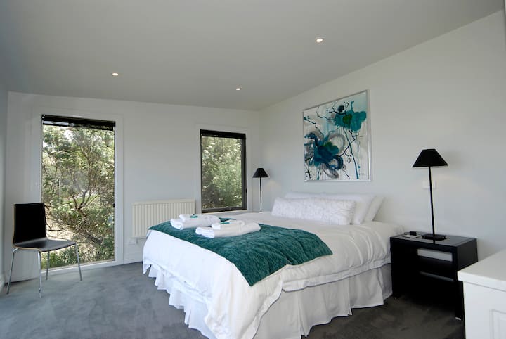 أسرّة بحجم كبير في جميع الأكواخ.