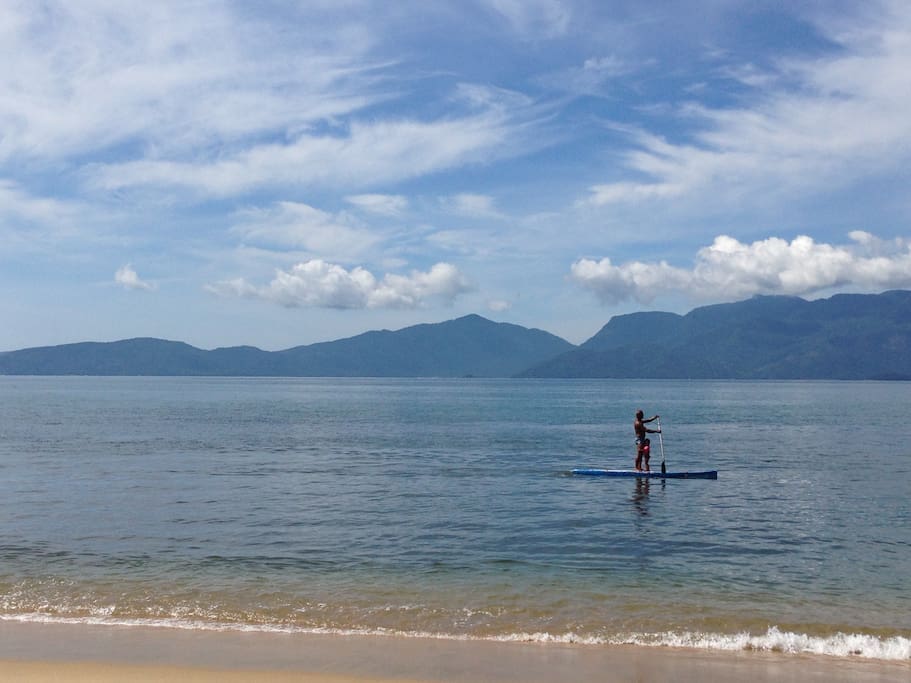 Praia de Conceiçao de Jacareí e ao fundo Ilha Grande