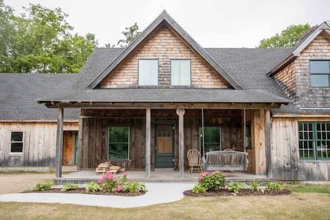 Cheerful 4 BR ski home with indoor fireplace