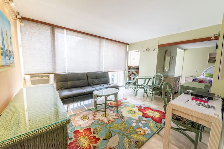1bed. Center of Waikiki WasherDryer Free parking