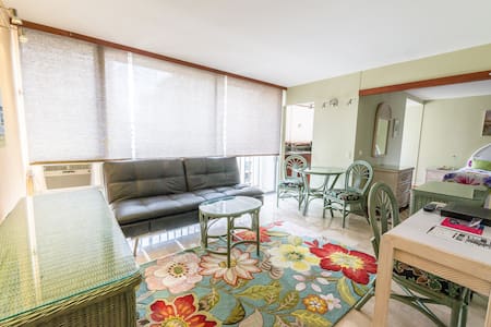1bed. Center of Waikiki WasherDryer Free parking