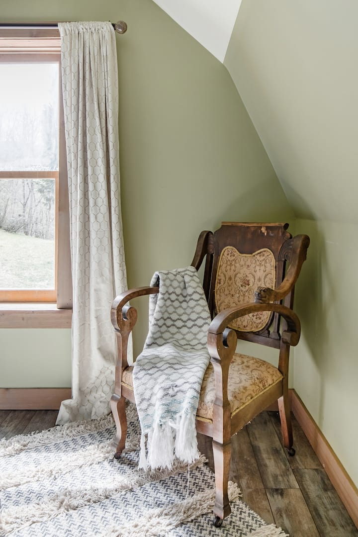 Голем дел од мебелот датира од 1920-тите години.  Допирите на неспоредени парчиња раскажуваат приказни од минатото додека седат во сегашноста.